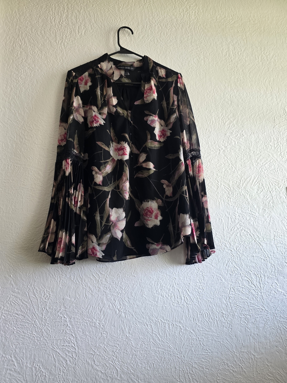 White House Black Market Black Floral Pleated-Sleeve Blouse